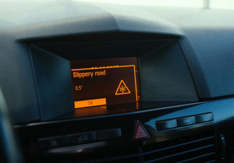 Подержанный автомобиль Opel Astra Sedan 2011 года (12 фото)