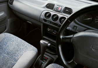 Подержанный автомобиль Nissan March Hatchback 1998 года (11 фото)