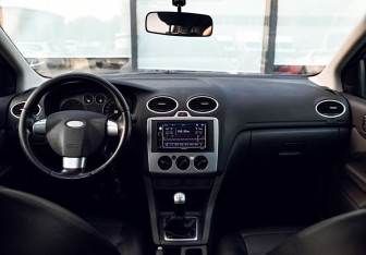 Подержанный автомобиль Ford Focus Hatchback 2006 года (14 фото)