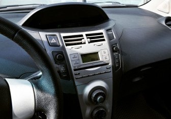 Подержанный автомобиль Toyota Yaris Hatchback 2006 года (9 фото)
