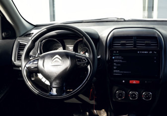 Подержанный автомобиль Citroen C4 Aircross 2012 года (19 фото)
