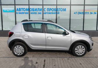 Подержанный автомобиль Renault Sandero 2016 года (6 фото)