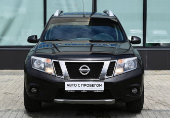 Подержанный автомобиль Nissan Terrano 2015 года (8 фото)