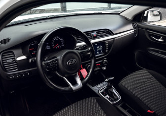 Подержанный автомобиль Kia Rio Sedan 2018 года (15 фото)