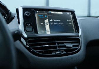 Подержанный автомобиль Peugeot 208 2013 года (11 фото)