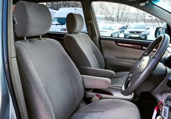 Подержанный автомобиль Toyota Ipsum 2004 года (16 фото)