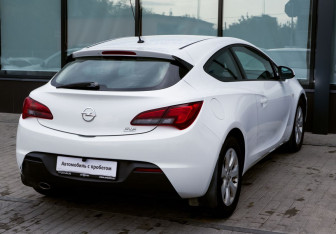 Подержанный автомобиль Opel Astra Sedan 2014 года (5 фото)