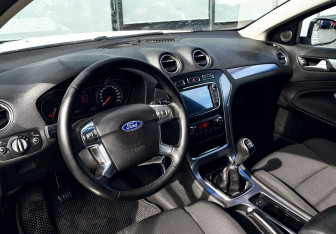 Подержанный автомобиль Ford Mondeo Liftback 2011 года (18 фото)