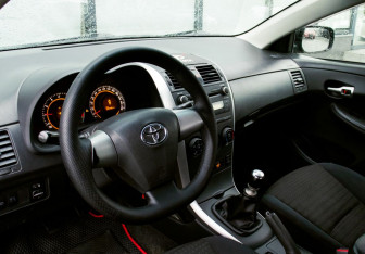 Подержанный автомобиль Toyota Corolla Sedan 2010 года (13 фото)