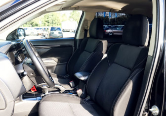 Подержанный автомобиль Mitsubishi Outlander 2019 года (16 фото)