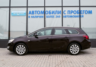 Подержанный автомобиль Opel Astra Wagon 2012 года (2 фото)