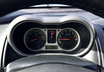 Подержанный автомобиль Nissan Note 2006 года (11 фото)