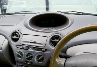 Подержанный автомобиль Toyota Platz 2000 года (10 фото)