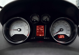 Подержанный автомобиль Peugeot 308 Hatchback 2012 года (14 фото)