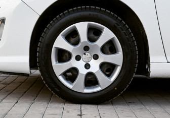 Подержанный автомобиль Peugeot 408 2013 года (19 фото)