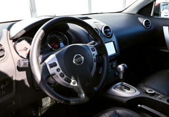Подержанный автомобиль Nissan Qashqai 2007 года (10 фото)