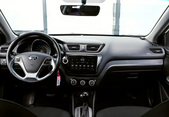 Подержанный автомобиль Kia Rio Sedan 2015 года (18 фото)