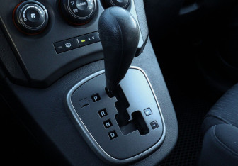 Подержанный автомобиль Kia Carens 2007 года (13 фото)