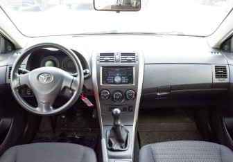 Подержанный автомобиль Toyota Corolla Sedan 2008 года (11 фото)