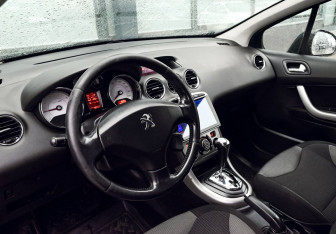 Подержанный автомобиль Peugeot 308 Hatchback 2012 года (15 фото)