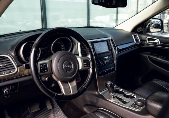 Подержанный автомобиль Jeep Grand Cherokee 2011 года (16 фото)