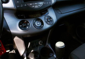 Подержанный автомобиль Toyota RAV4 2006 года (11 фото)