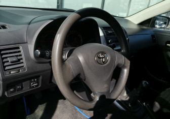 Подержанный автомобиль Toyota Corolla Sedan 2008 года (9 фото)