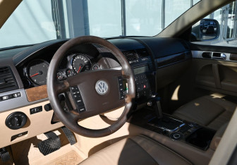 Подержанный автомобиль Volkswagen Touareg 2008 года (15 фото)