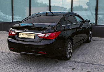 Подержанный автомобиль Hyundai Sonata 2010 года (5 фото)