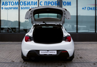 Подержанный автомобиль Opel Astra Sedan 2014 года (20 фото)