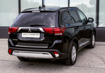 Подержанный автомобиль Mitsubishi Outlander 2021 года (5 фото)