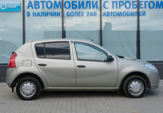 Подержанный автомобиль Renault Sandero 2012 года (6 фото)