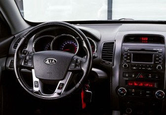 Подержанный автомобиль Kia Sorento 2011 года (20 фото)