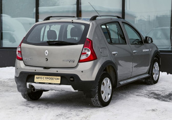 Подержанный автомобиль Renault Sandero 2012 года (5 фото)