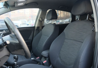 Подержанный автомобиль Hyundai Solaris Hatchback 2015 года (17 фото)