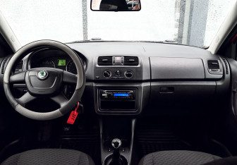 Подержанный автомобиль Skoda Fabia Hatchback 2010 года (18 фото)