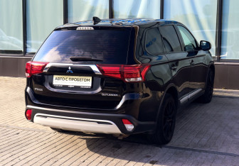 Подержанный автомобиль Mitsubishi Outlander 2019 года (5 фото)