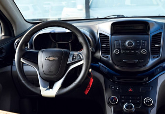 Подержанный автомобиль Chevrolet Orlando 2012 года (21 фото)