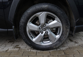 Подержанный автомобиль Toyota RAV4 2020 года (23 фото)