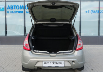 Подержанный автомобиль Renault Sandero 2012 года (17 фото)