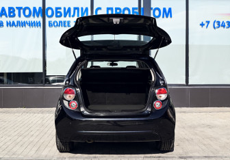 Подержанный автомобиль Chevrolet Aveo Hatchback 2014 года (25 фото)