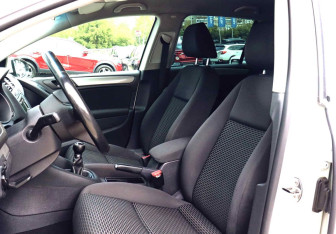Подержанный автомобиль Volkswagen Golf Hatchback 2012 года (15 фото)