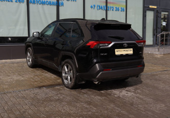 Подержанный автомобиль Toyota RAV4 2020 года (3 фото)