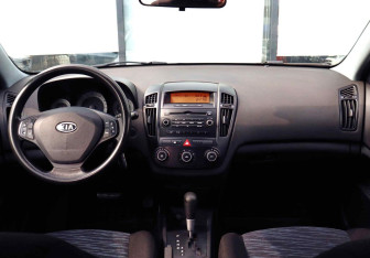 Подержанный автомобиль Kia Ceed Wagon 2008 года (18 фото)