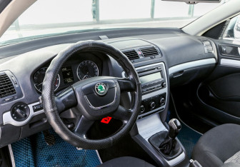 Подержанный автомобиль Skoda Octavia Liftback 2011 года (13 фото)