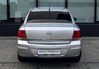 Подержанный автомобиль Opel Astra Sedan 2008 года (4 фото)