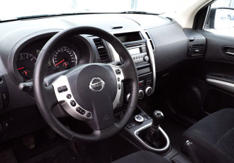 Подержанный автомобиль Nissan X-Trail 2013 года (10 фото)