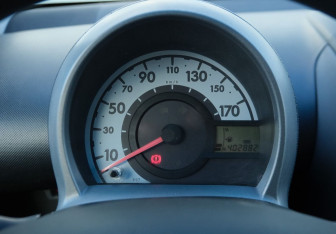 Подержанный автомобиль Peugeot 107 2009 года (13 фото)