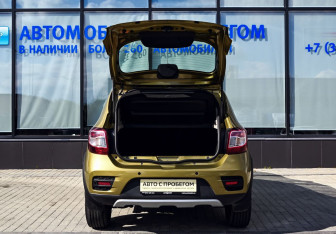 Подержанный автомобиль Renault Sandero 2017 года (20 фото)