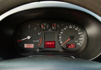 Подержанный автомобиль Audi A3 Hatchback 2002 года (12 фото)